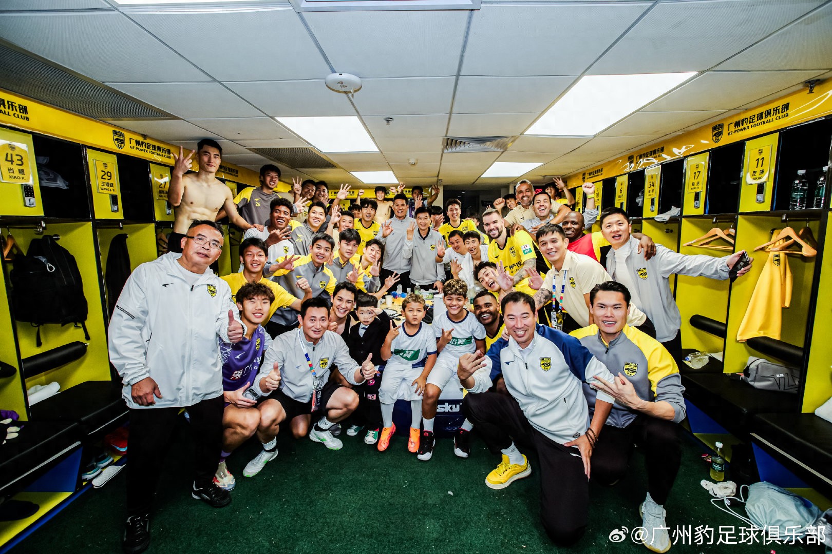中甲联赛首战告捷！新队员登场，广州豹信心倍增