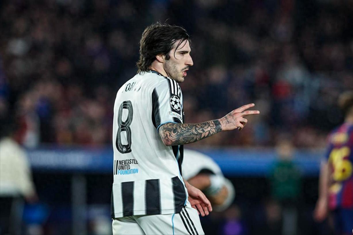 英国媒体报道：曼联计划在夏季转会窗口加强中场实力，目标锁定托纳利，纽卡斯尔为其标价超过一亿英镑。