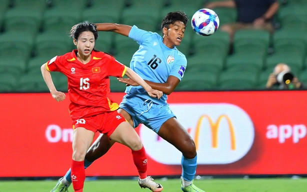 越南女足在对阵中华台北队时展现坚韧气质