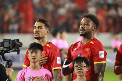 泰国球迷表示：“我们不像越南那样引入归化球员，我们需要保持自己的特色。”