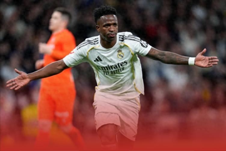 姆巴佩未获出场机会，皇马进攻异常顺畅，双前锋合力攻入3球，最终以4-1击败皇家社会登顶积分榜