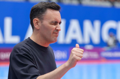 印尼国家队主教练在5-3战胜日本后情绪激动,成功晋级亚洲决赛