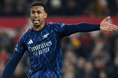 阿森纳球迷愤怒，因球员逃过红牌处罚