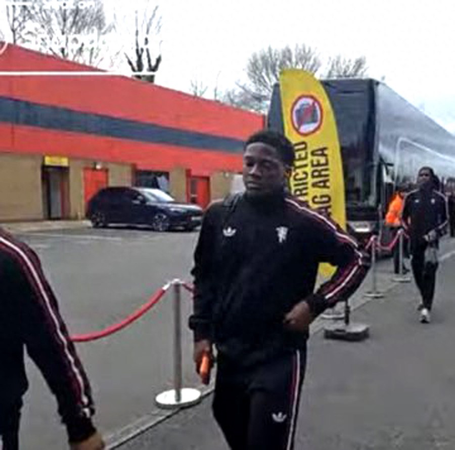 曼联新星愿降低续约薪资条件！拉特克里夫未作回应，其队内位置尚待检验