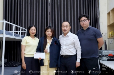 越南足球联合会为手臂骨折的越南运动员采取有意义行动