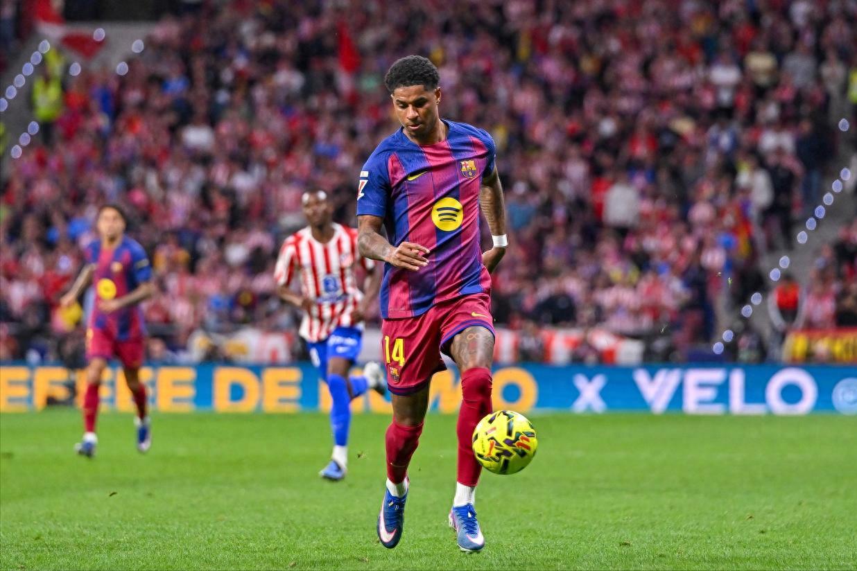 拉菲尼亚因伤缺席对阵马竞的三场系列赛，拉什福德在首战中证明自我，贡献进球并获评最高分