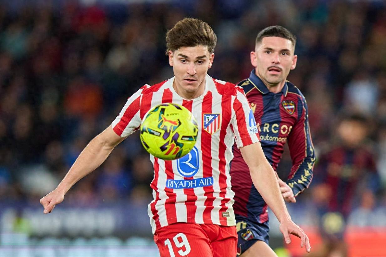 不是巴塞罗那,也不是阿森纳,而是切尔西,阿尔瓦雷斯重返英超的转会谈判已进入深入阶段。