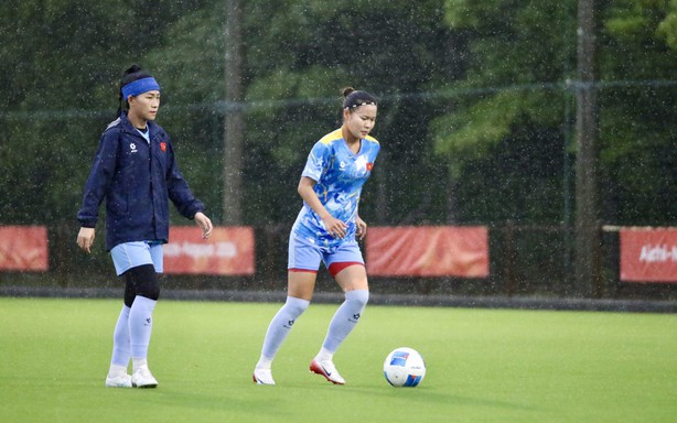 越南女足冒雨训练战术，准备迎战日本队