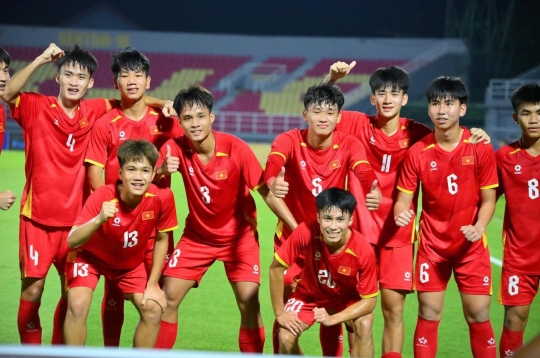 越南U17国家队在夺冠后获得越南足球联合会颁发的11亿越南盾奖金