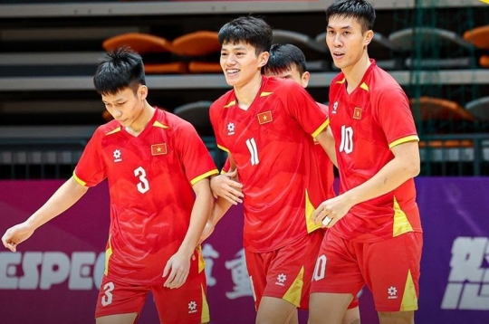 泰国球迷对越南队难以置信的7-1胜利反应激烈