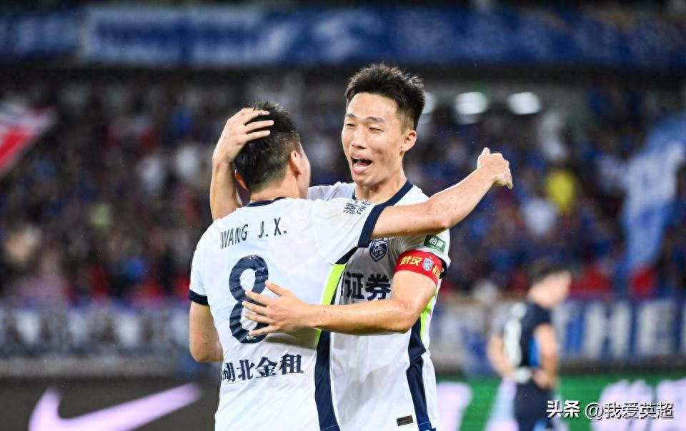 武汉三镇2-0战胜十人应战的深圳新鹏城,取得近11轮联赛的首场胜利,在少赛一场的情况下仅落后保级对手青岛海牛3分,21岁新星打入个人职业生涯首球。