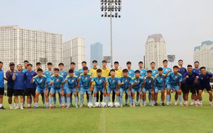 越南U16队主教练黄英俊率队对阵澳大利亚和中国