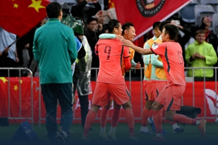 邵佳一执教首战告捷 国足2-0战胜世界杯新军 张玉宁传射建功 韦世豪凌空抽射破门