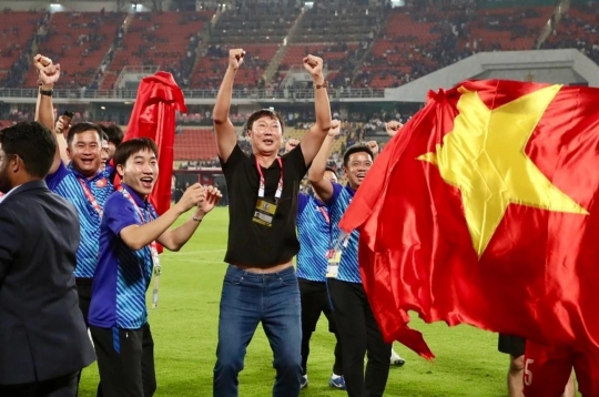 东南亚球迷纷纷为越南这位近2米高的“怪兽”感到震惊