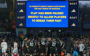 利兹联球迷对裁判针对曼城三名球员的特殊判罚决定作出负面反应