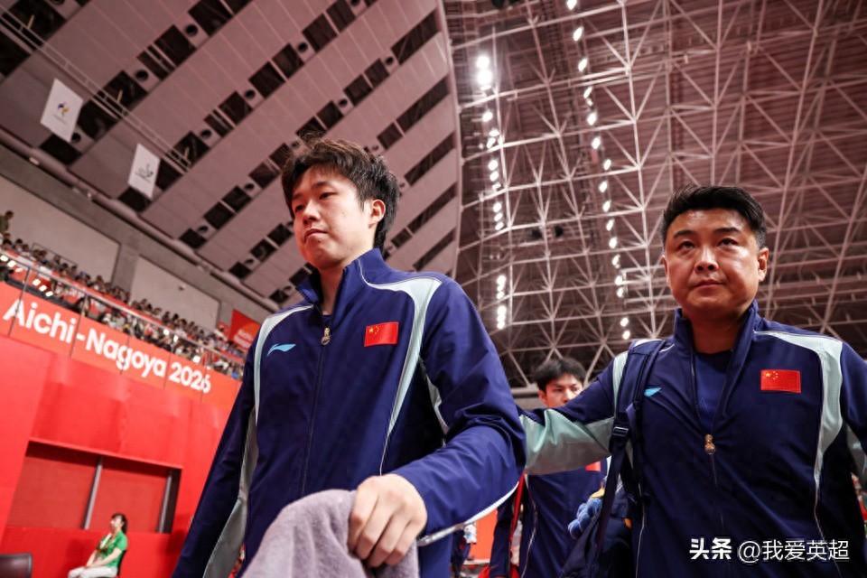 23岁张本智和独揽两分,赛后激动回应:等这一天等了10年,日本队终于站上国乒头顶。
