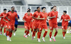 今日越南足球热点新闻（10月2日）：越南国家队有望再战马来西亚；法籍越裔中场或将加盟河静俱乐部