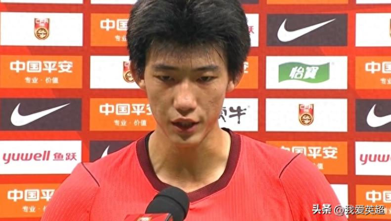 引发争议！国足惨败0-5后众将集体隐身，17岁高中生被推上前台受访，遭舆论痛批：缺乏责任担当