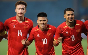 图安海一脚刁钻的射门，让对方门将扑救不及。