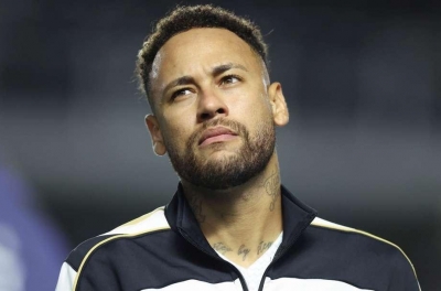 内马尔对裁判大发雷霆：“他肯定是月经期到了”