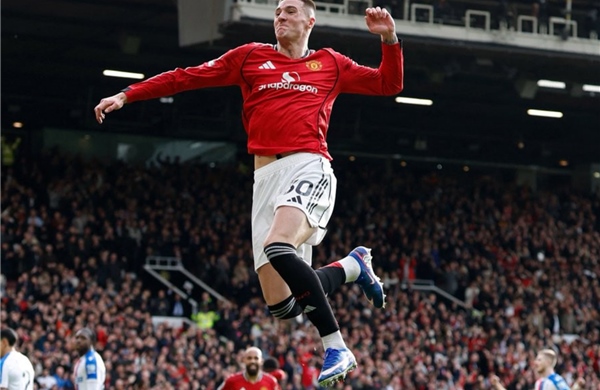 英超联赛：曼联跻身前三强