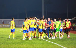 北宁足球球迷为在V-League赛场上的首场胜利而欢呼雀跃。