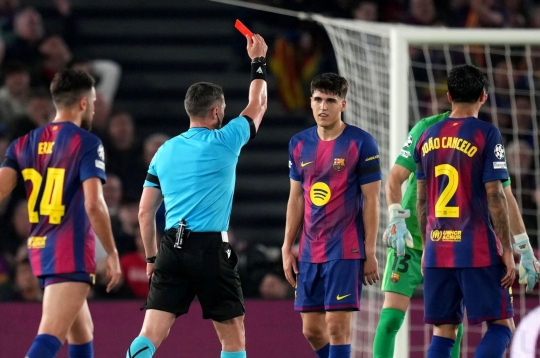 巴萨遭遇争议判罚，欧足联正式对裁判施以重惩