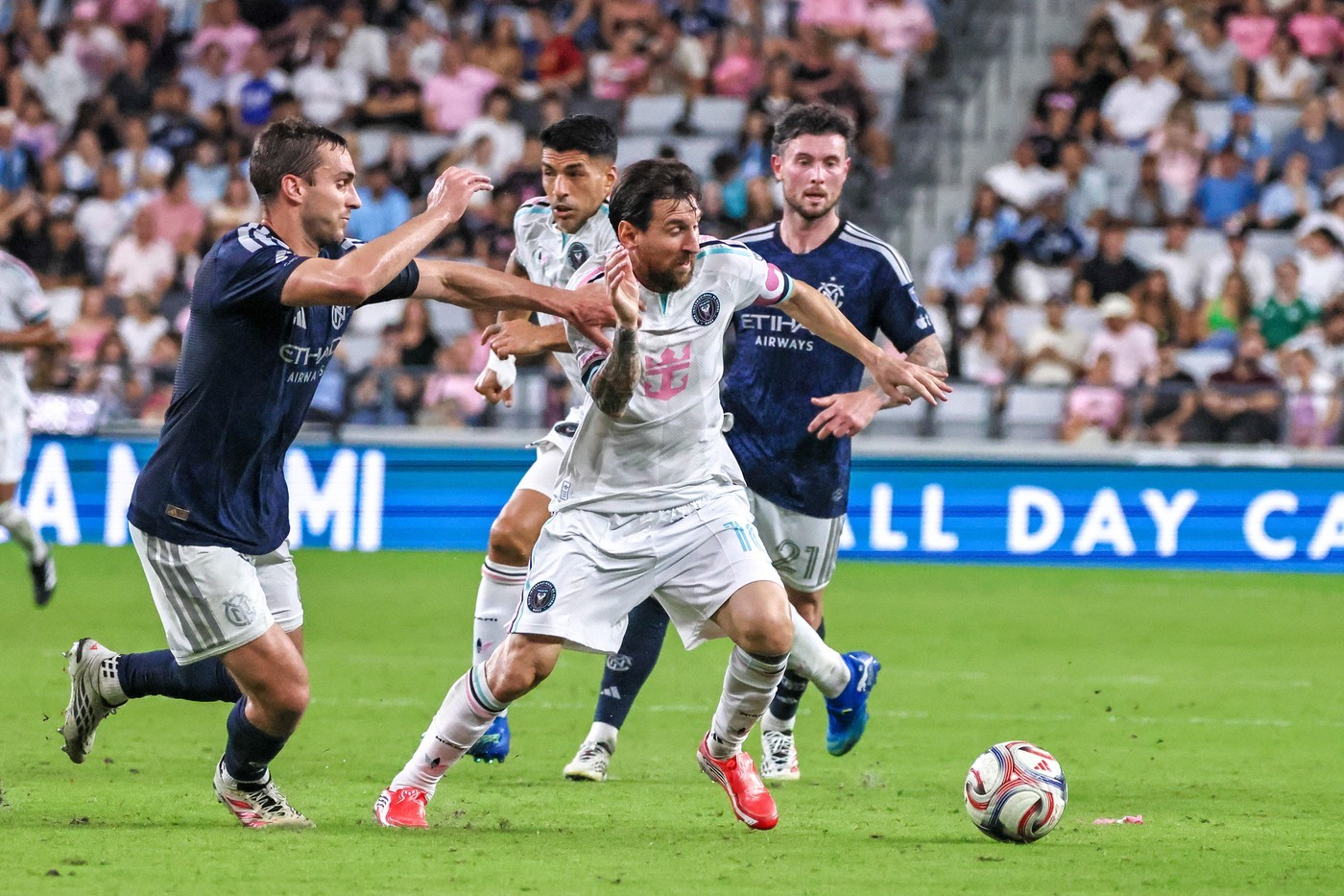梅西率领迈阿密国际2-0战胜纽约FC,锁定季后赛席位