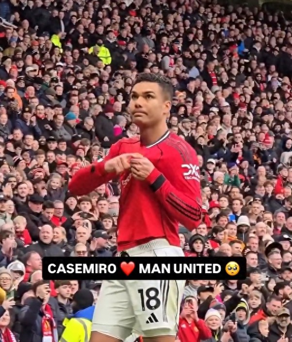 家有一老的双向奔赴 卡塞米罗进球后指向队徽 球迷高呼留下