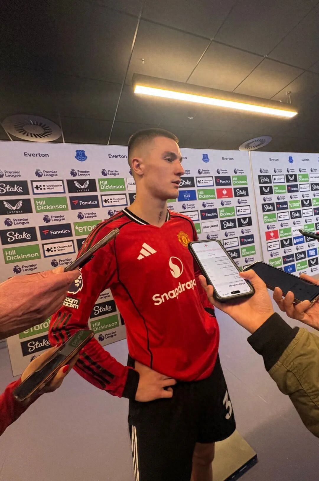 谢什科首次谈及至今未能在卡里克麾下首发！揭秘曼联特别训练细节，关键人物并非贝尔巴托夫