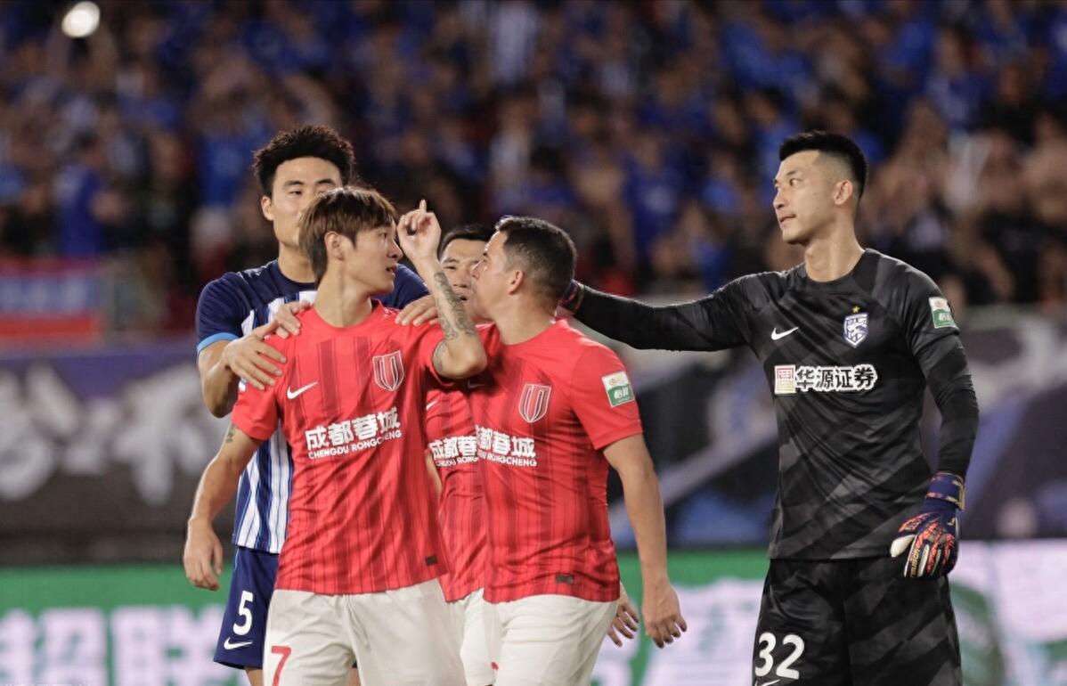 回应“双重标准”！媒体解读力挺足协，韦世豪“重复违规”理应严惩