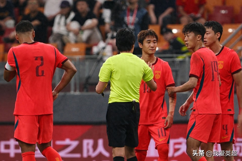 国足0-1遭遇三连败！队史首次输给塔吉克斯坦，刘殿座出现致命失误，韦世豪肘击染红。
