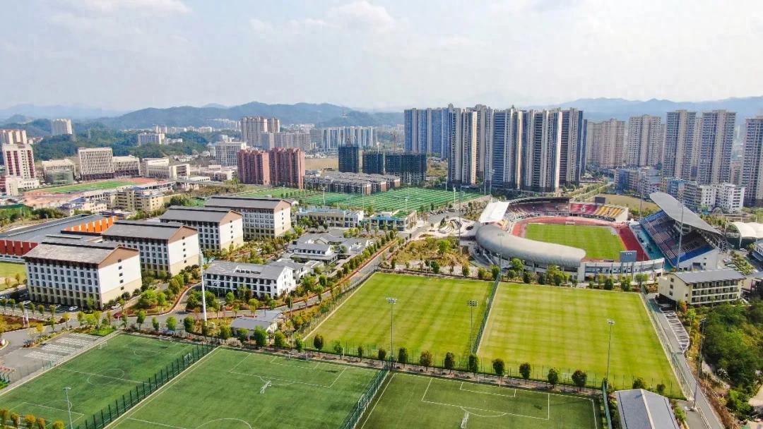 三个月来，这座县城一直在为足球“慷慨解囊”