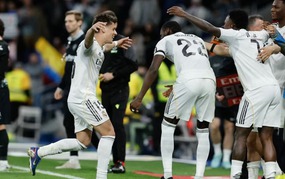 阿尔达·古勒从约60米处进球，皇家马德里在联赛中对巴塞罗那施加窒息压力