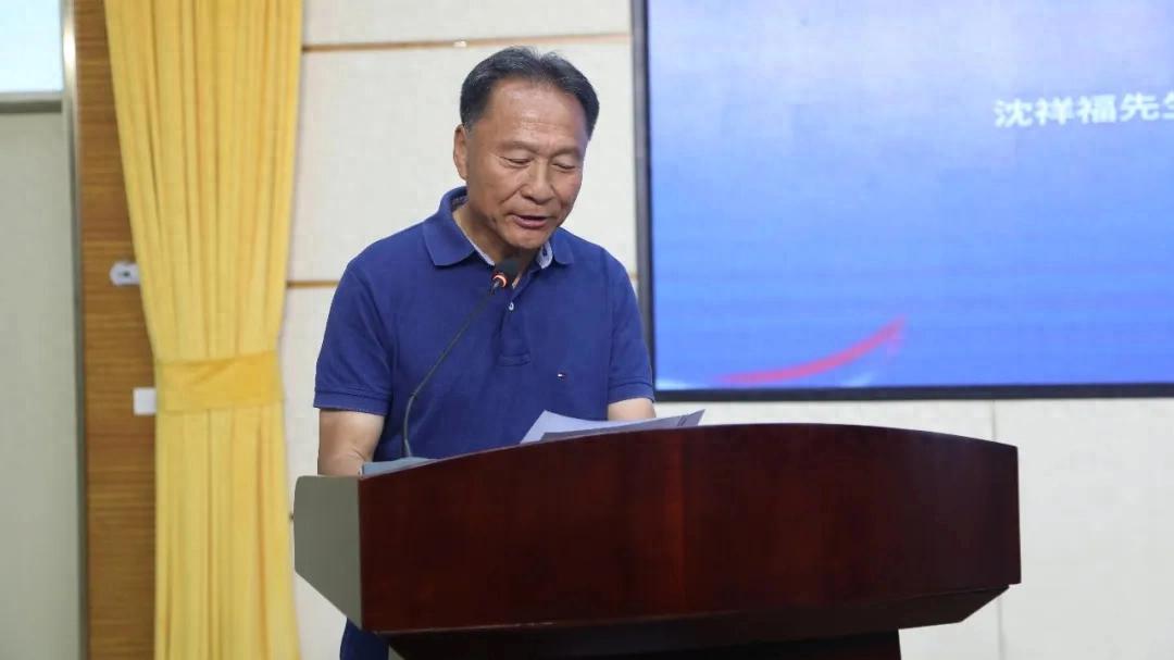 69岁的沈祥福再次踏上绿茵场，成为河北青少年足球的领路人。