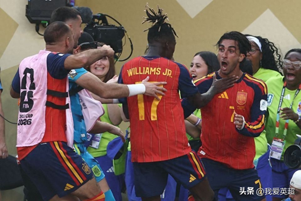 世界杯奖项总览:西班牙包揽四项大奖!罗德里荣获金球,19岁中卫摘得金童