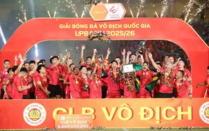 CAHN在圆满的喜悦中捧起V-League冠军奖杯