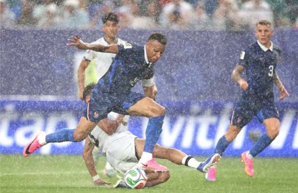 2026年世界杯 法国1-0伊拉克：因恶劣天气比赛暂停