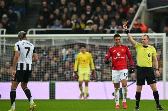 曼联球迷对纽卡斯尔球星难以置信地逃脱红牌感到极度愤怒