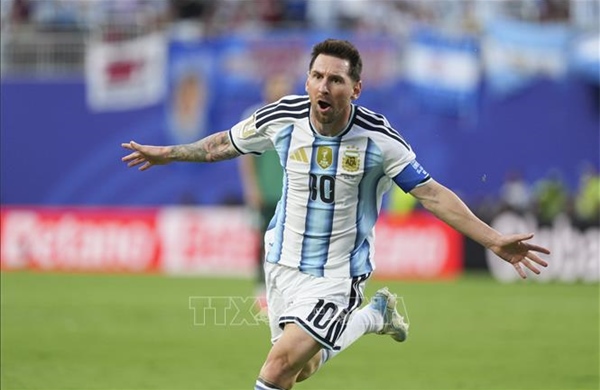2026年世界杯：梅西在对阵阿尔及利亚的比赛中上演帽子戏法