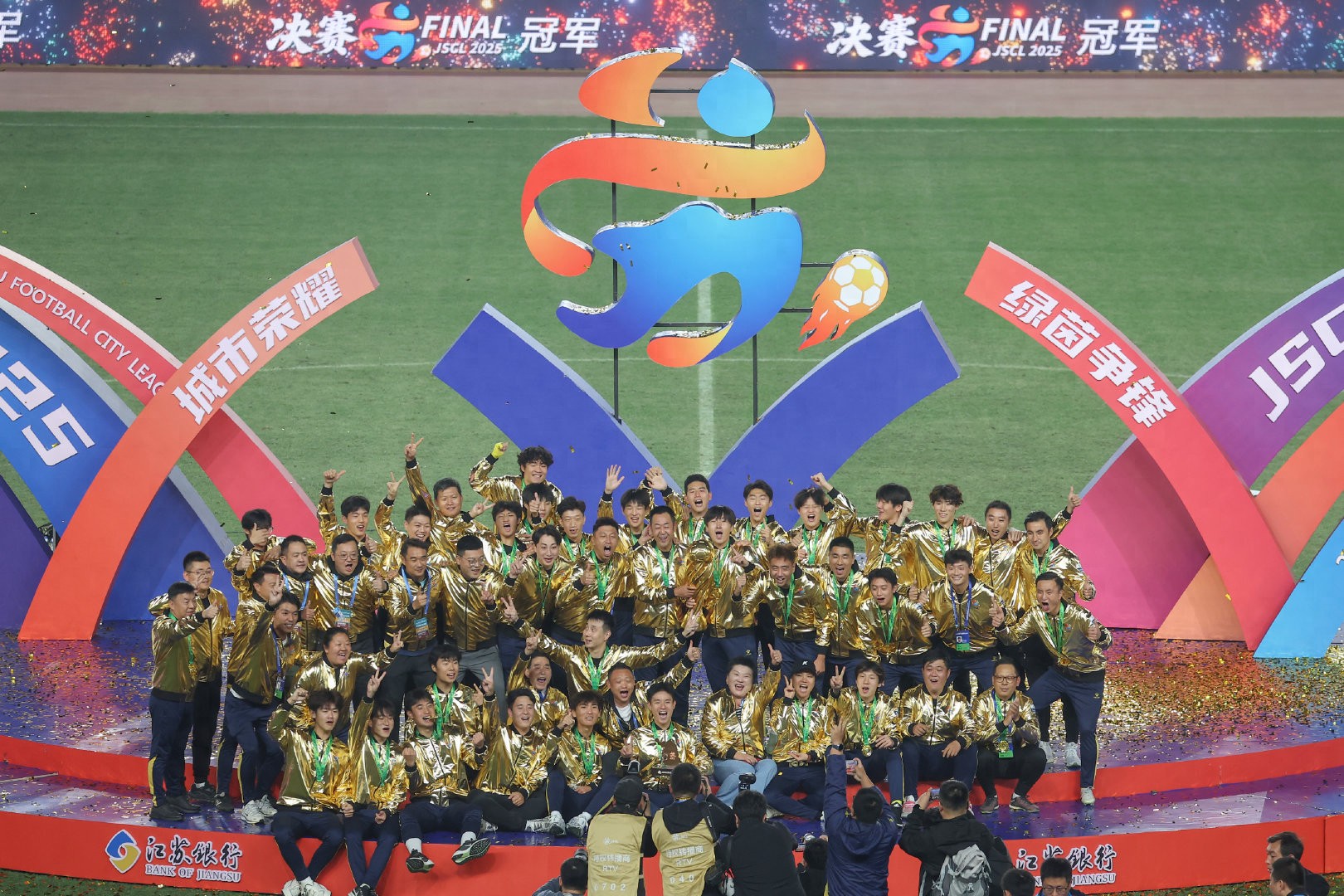 苏格兰超级联赛迎来“升级”，职业球员与“明星”教练备受关注