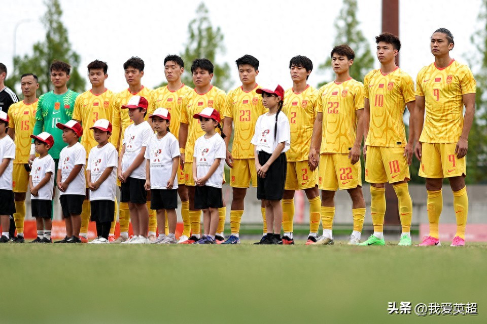 亚运男足小组赛末轮，中国男足对阵阿联酋，只要不败就能晋级八强；首发阵容公布，连续第三场沿用同一套11人，全力争夺小组头名。