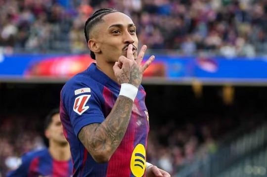 拉菲尼亚上演帽子戏法，巴萨巩固榜首地位