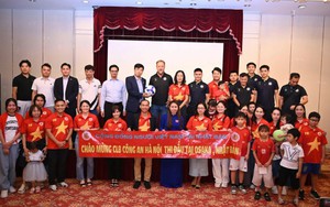 在日本的越南社区与河内公安俱乐部在迎战大阪钢巴的比赛前进行交流