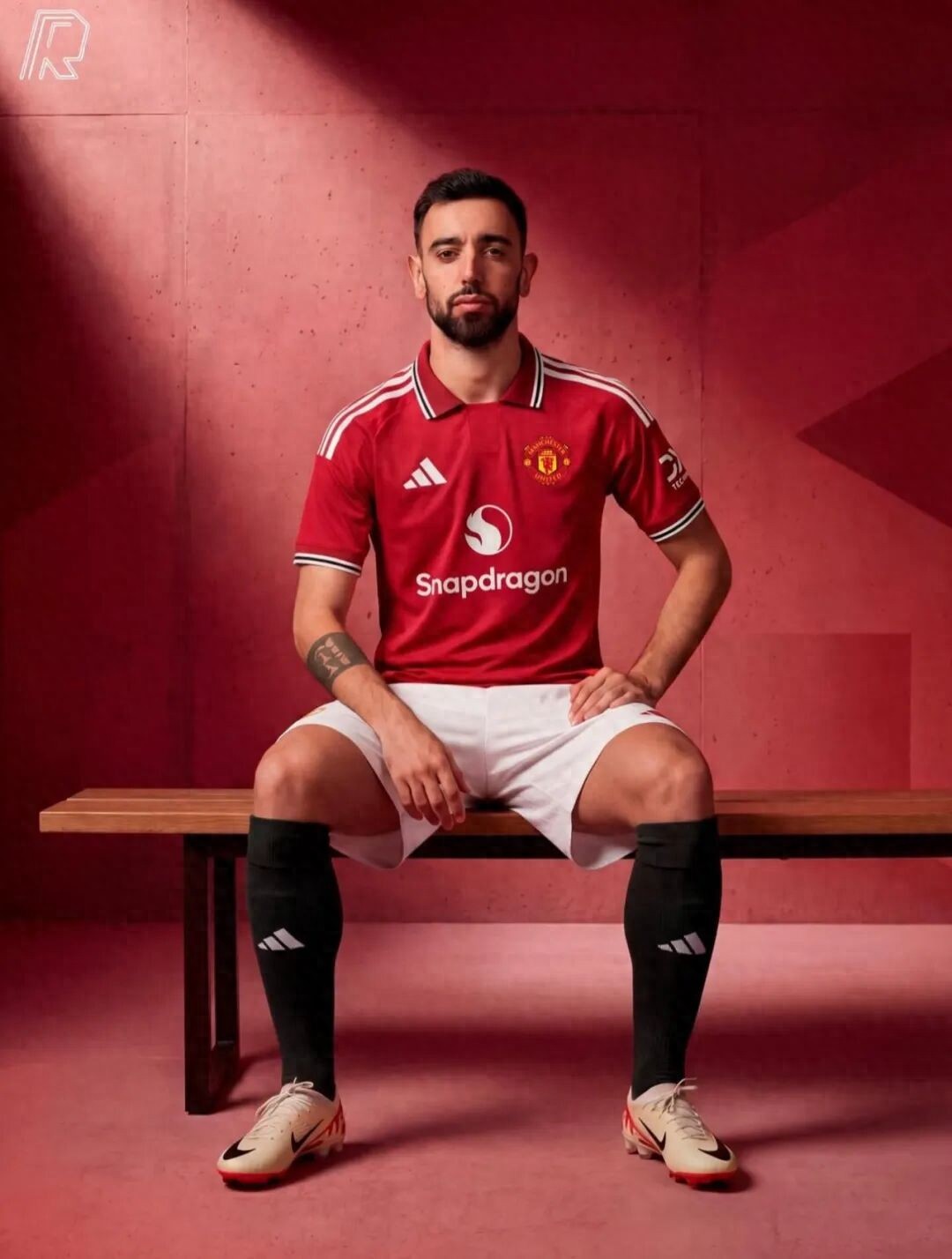 曼联新赛季球衣设计揭晓，致敬复兴时期的争议战袍！拉特克里夫爵士目标直指冠军