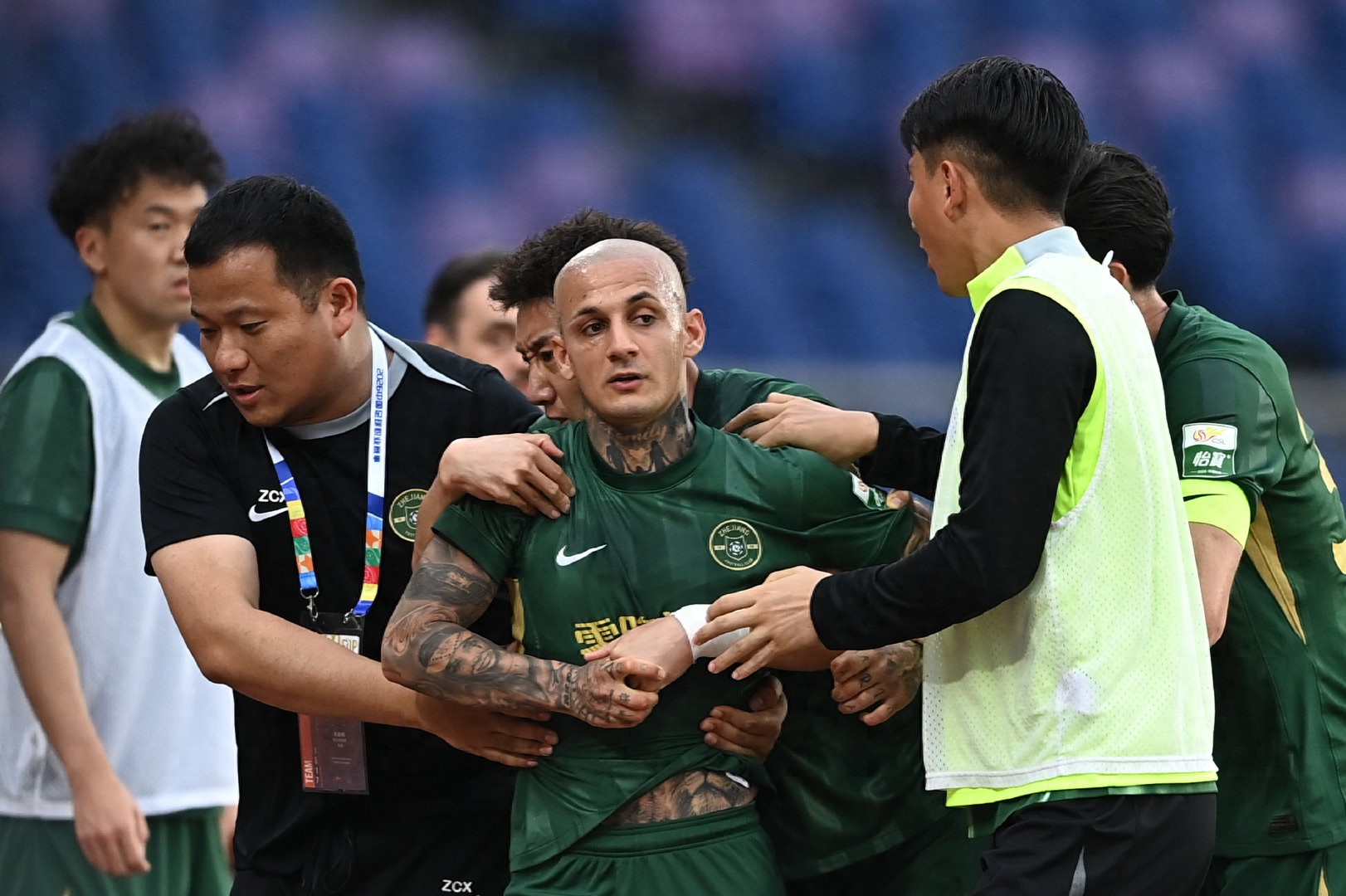 拉扯头发与红牌：米特里策遭“封锁”背后，浙江队的依赖问题亟待解决