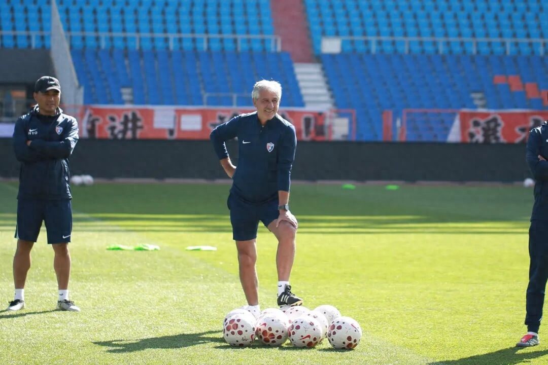 【中超首轮前瞻】玉昆对阵海牛：昔日中超老面孔，如何在全新队伍中展现传控技艺？