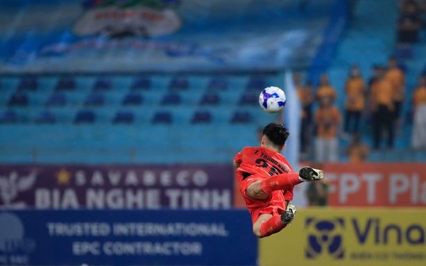 Trung Kiên与Văn Toản在V-League“反向决赛”中交锋