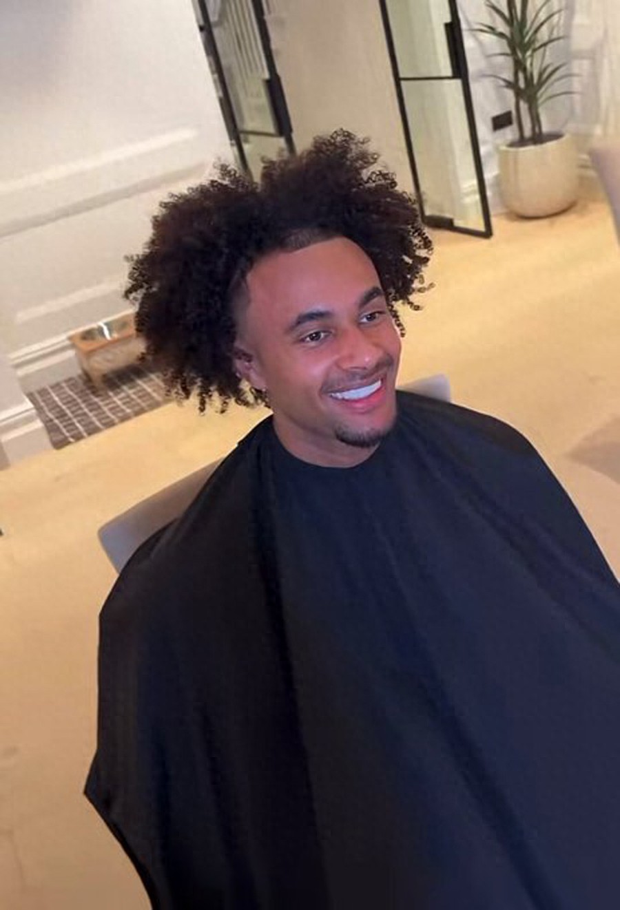 曼联一名球员决定离队，遭强制留下错过世界杯！马兹拉维恢复训练可出战维拉