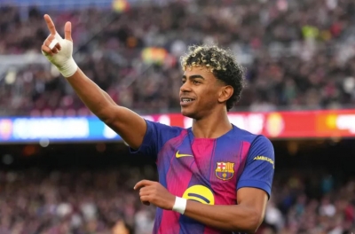 亚马尔上演帽子戏法，巴萨大胜比利亚雷亚尔稳坐西甲榜首